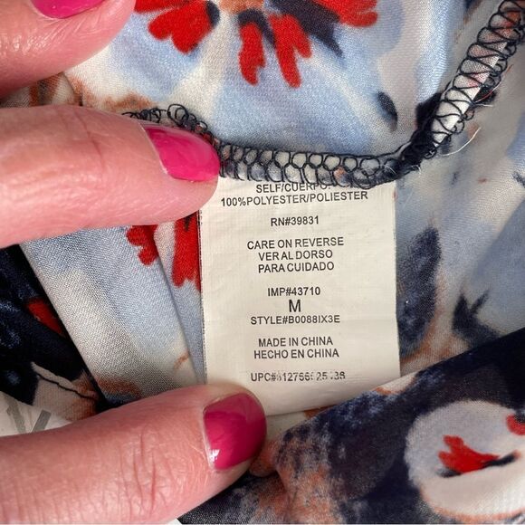 Democracy Navy Floral Top size Medium - Picture 7 of 8